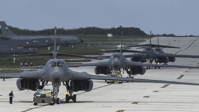 미국 괌에 있는 앤더슨 공군기지에 주기된 B-1 전략 폭격기